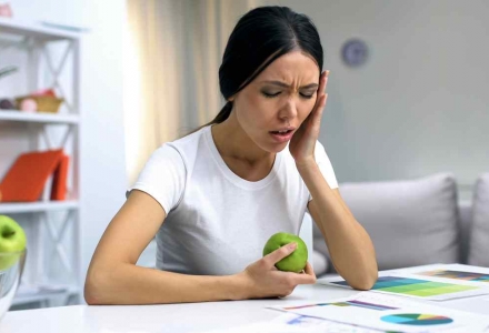כול מה שכדאי לדעת על נפיחות, אדמומיות וכאבים בחניכיים